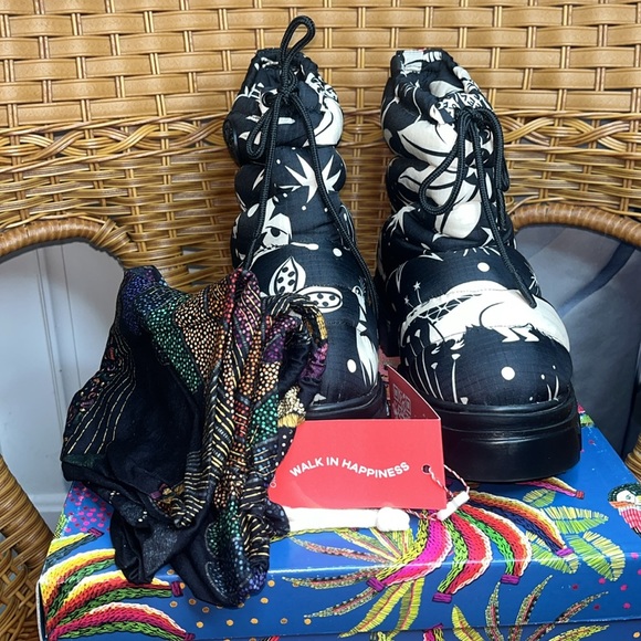 FARM RIO Made In Brazil Cerrado Sky Lug Sole Ankle Boots Booties Black White - Picture 8 of 12